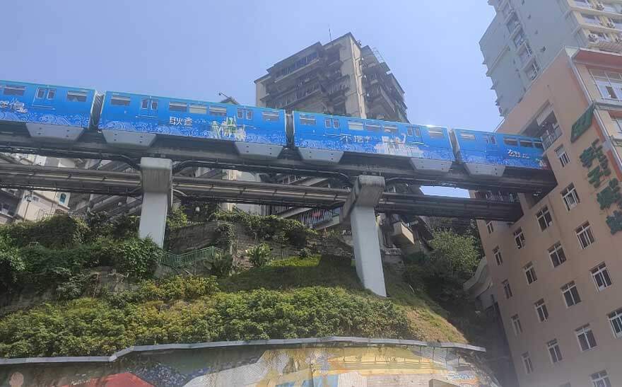 李子坝轻轨站.jpg