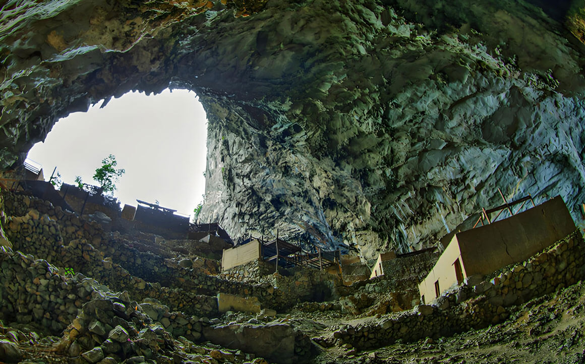 洞穴村落的生存哲学：贵州喀斯特地貌中的建筑奇迹