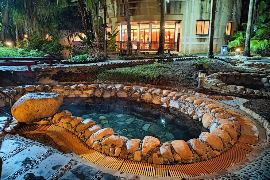 重庆一温泉大量女宾疑遭偷拍，女性外出旅游安全如何保障？有哪些注意事项？