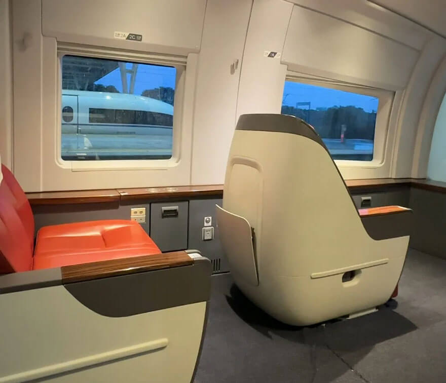 高铁商务座一擦全是黑印，高铁还是旅游出行的首选交通方式吗？